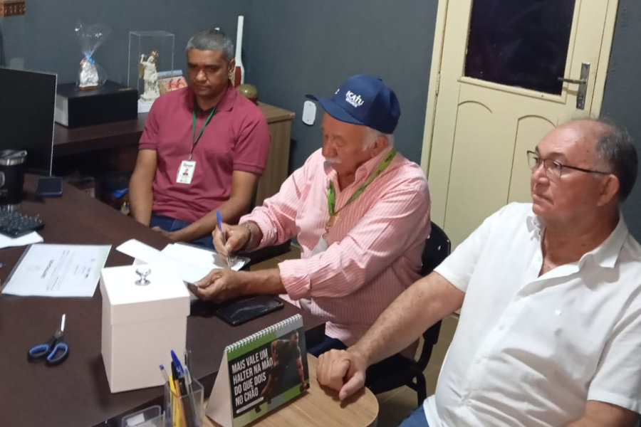 Prefeitura de São José da Lagoa Tapada recebe material da Empaer após assinatura de parceria